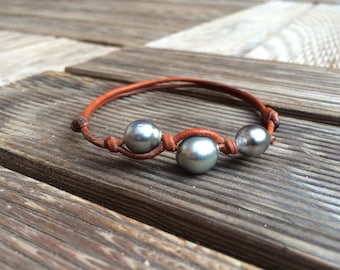 Tahitian black pearls on australian leather - adjustable size bracelet for woman or man