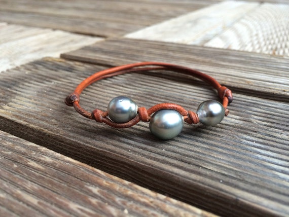 Tahitian black pearls on australian leather - adjustable size bracelet for woman or man