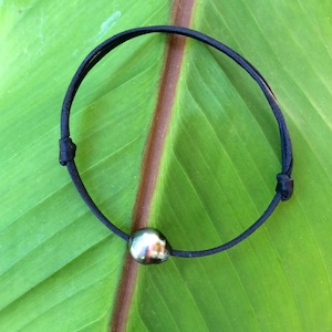 bracelet ajustable en taille perle de tahiti
adjustable tahitian pearl 
tahitian pearl and leather simple bracelet
minimalist bracelet perle noir cuir