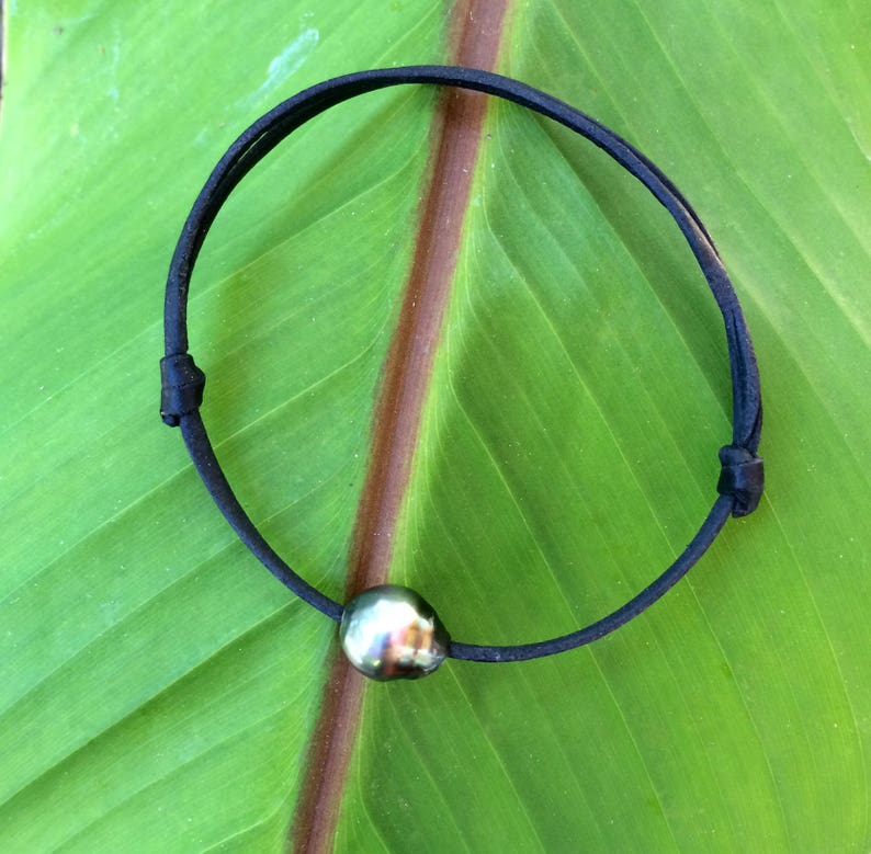 bracelet ajustable en taille perle de tahiti
adjustable tahitian pearl 
tahitian pearl and leather simple bracelet
minimalist bracelet perle noir cuir