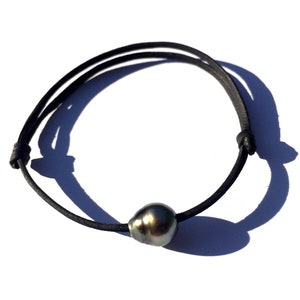 bracelet ajustable en taille perle de tahiti
adjustable tahitian pearl 
tahitian pearl and leather simple bracelet
minimalist bracelet perle noir cuir
