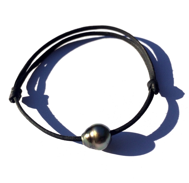 bracelet ajustable en taille perle de tahiti
adjustable tahitian pearl 
tahitian pearl and leather simple bracelet
minimalist bracelet perle noir cuir