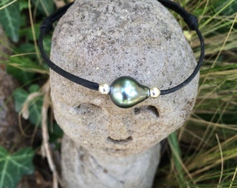 Perla de Tahití sobre cuero, pulsera adaptable en tamaño con nudos corredizos, perlas de plata maciza, hermosa perla negra de calidad.