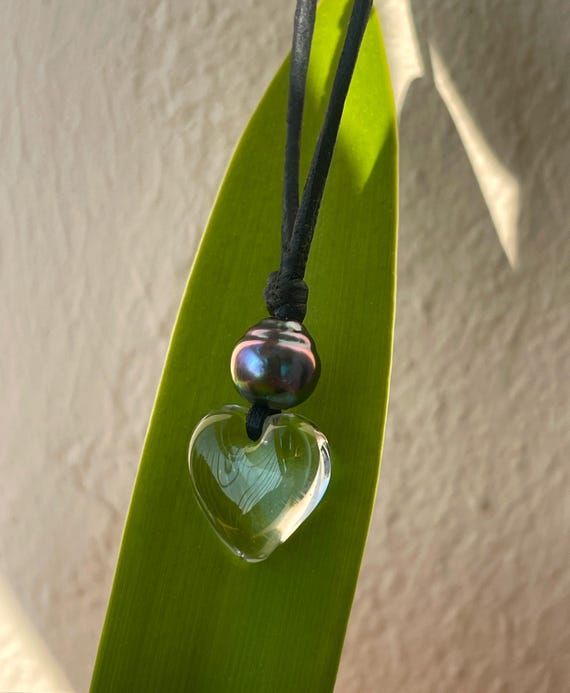 Clear glass heart and Tahitian pearl necklace on leather, a gift to declare your love or friendship!