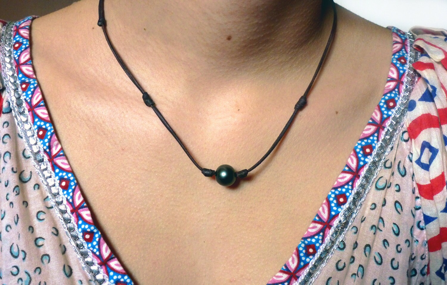 Tahitian pearl necklace on leather for women or men black