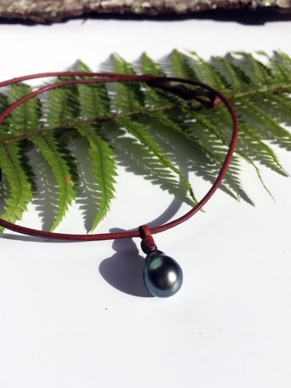 Tahitian pearl pendant on leather strap - woman or man choker - certified pearl