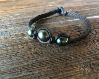 Vierperlen-Armband aus tahitischem Material auf geflochtenem Leder