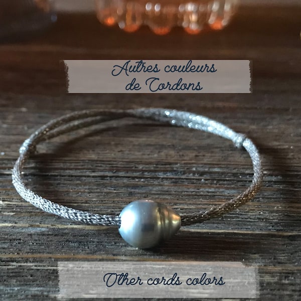 Perle de tahiti montée sur un cordon de tissu argenté japonais. Bracelet féminin et lumineux ! Plusieurs coloris de cordons disponibles