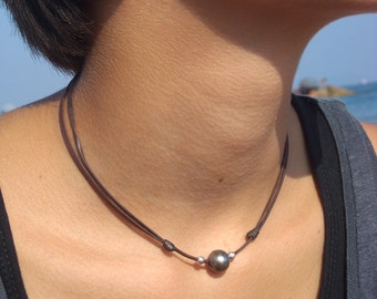 Tahitian pearl on leather, adjustable necklace, minimalist design choker for woman or man.