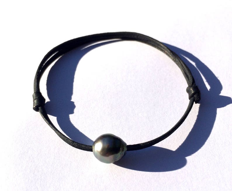 bracelet ajustable en taille perle de tahiti
adjustable tahitian pearl 
tahitian pearl and leather simple bracelet
minimalist bracelet perle noir cuir