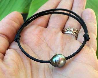 Tahitian pearl, unisex bracelet, hand rolled leather, adjustable size, black pearl bracelet, leather pearl bracelet