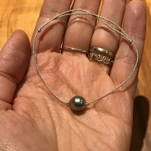 Tahitian pearl bracelet on japanese silk cord. Woman bracelet minimalist and shiny style. Gris clair/lght gray