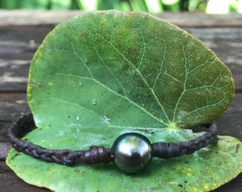 Tahitian pearl bracelet for women or men, brown Australian leather, pearls of quality.