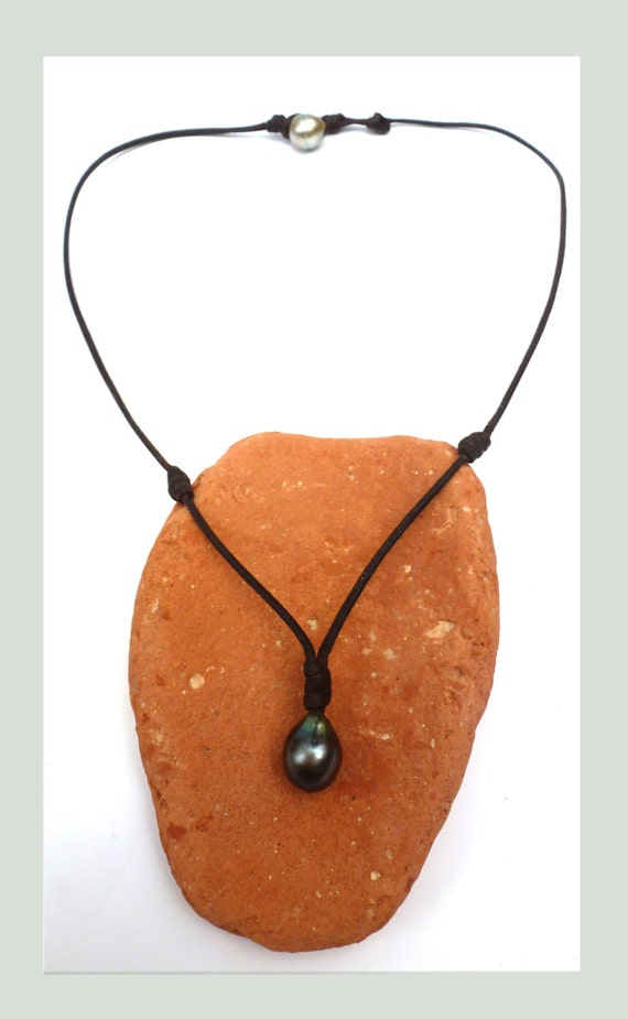 Tahitian pearls necklace on leather - woman choker with beautiful black pearl, minimalist style