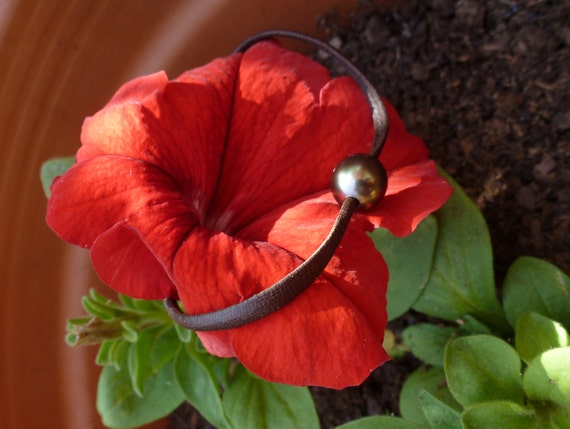 Tahitian pearl bracelet on brown leather for man. The pearl is a genuine south sea pearl. Surfer style jewel.