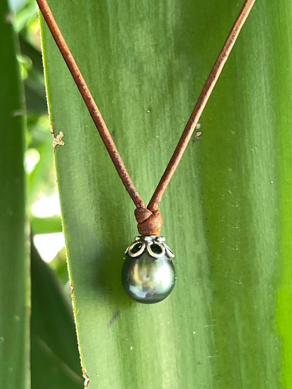 Tahitian black pearl necklace for women, beautiful pearl in color and size