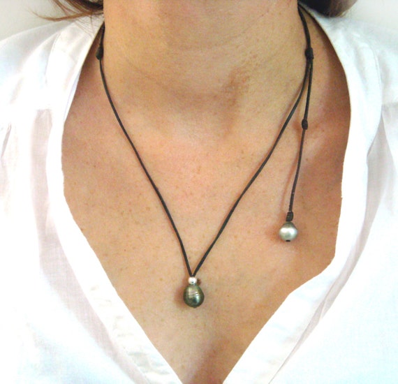 Tahitian pearls necklace for women, black pearl on Leather, original and feminine design, adjustable length