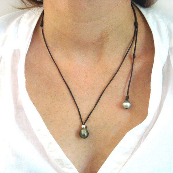 Collier femme deux perles de tahiti sur cuir, le montage du collier de perles est original et féminin, la longueur est ajustable