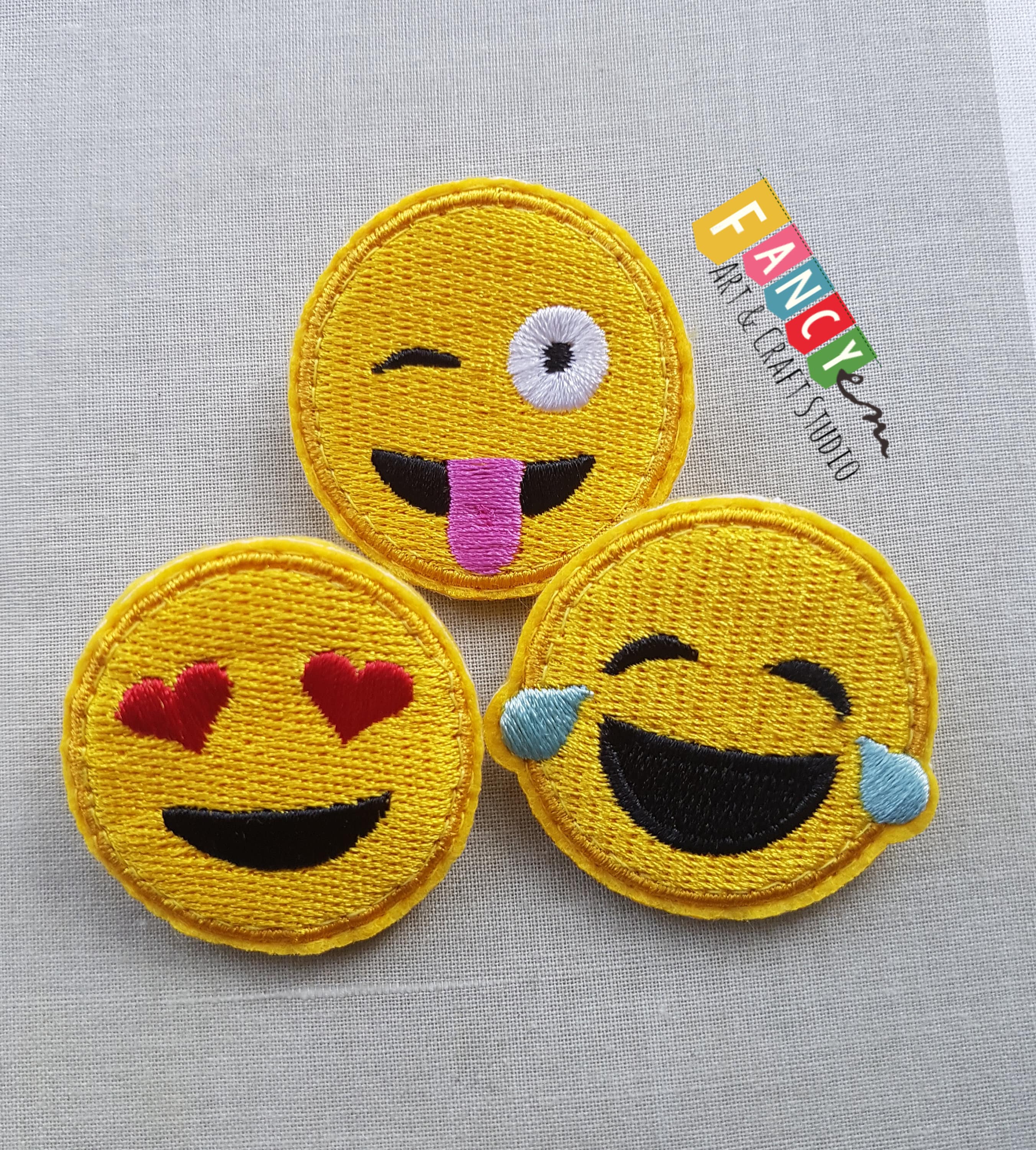 SMILE SMILEY FACE PIN BUTTON BADGE BADGES LOGO PARTY BIRTHDAYS BADGES EMOJI NEW