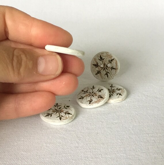6 Snowflake Wooden Buttons - craft buttons 18mm