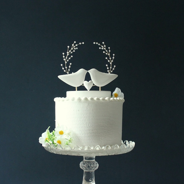 Délicat décoration de mariage blanche et souvenir de mariage, décoration de mariée en perles, décoration de gâteau de mariée avec perles, décoration de gâteau en bois