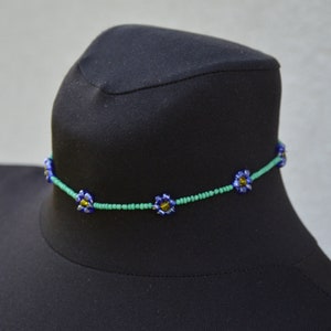 Daisy chain necklace. Flower necklace. Beaded flower necklace. Beaded necklace. Seed bead necklace. Y2K necklace. Aesthetic necklace.