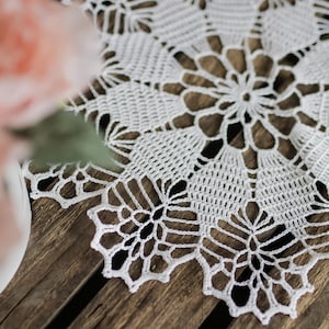 Rustieke ronde gehaakte doily, wit gehaakte tafeltopper, gehaakt katoenen tafelkleed, ronde tafelmatten, gehaakte doilies, tafel middelpunt