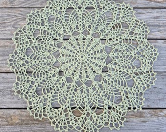 Centrino in lino all'uncinetto color verde salvia per decorazioni rustiche da tavola. Centrini rotondi in pizzo. Centrino centrotavola da 34 cm. Centrini all'uncinetto fatti a mano.