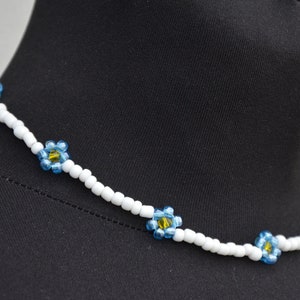 Daisy chain necklace. Flower necklace. Beaded flower necklace. Beaded necklace. Seed bead necklace. Y2K necklace. Aesthetic necklace.