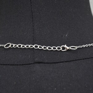 Peut inclure: Un collier en cha&icirc;ne argent avec une fermeture &agrave; fermoir.