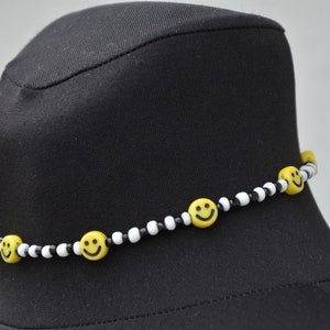 Smiley face necklace. Happy face necklace. Beaded necklace. Seed bead necklace. Dainty necklace. Indie necklace. Y2K necklace
