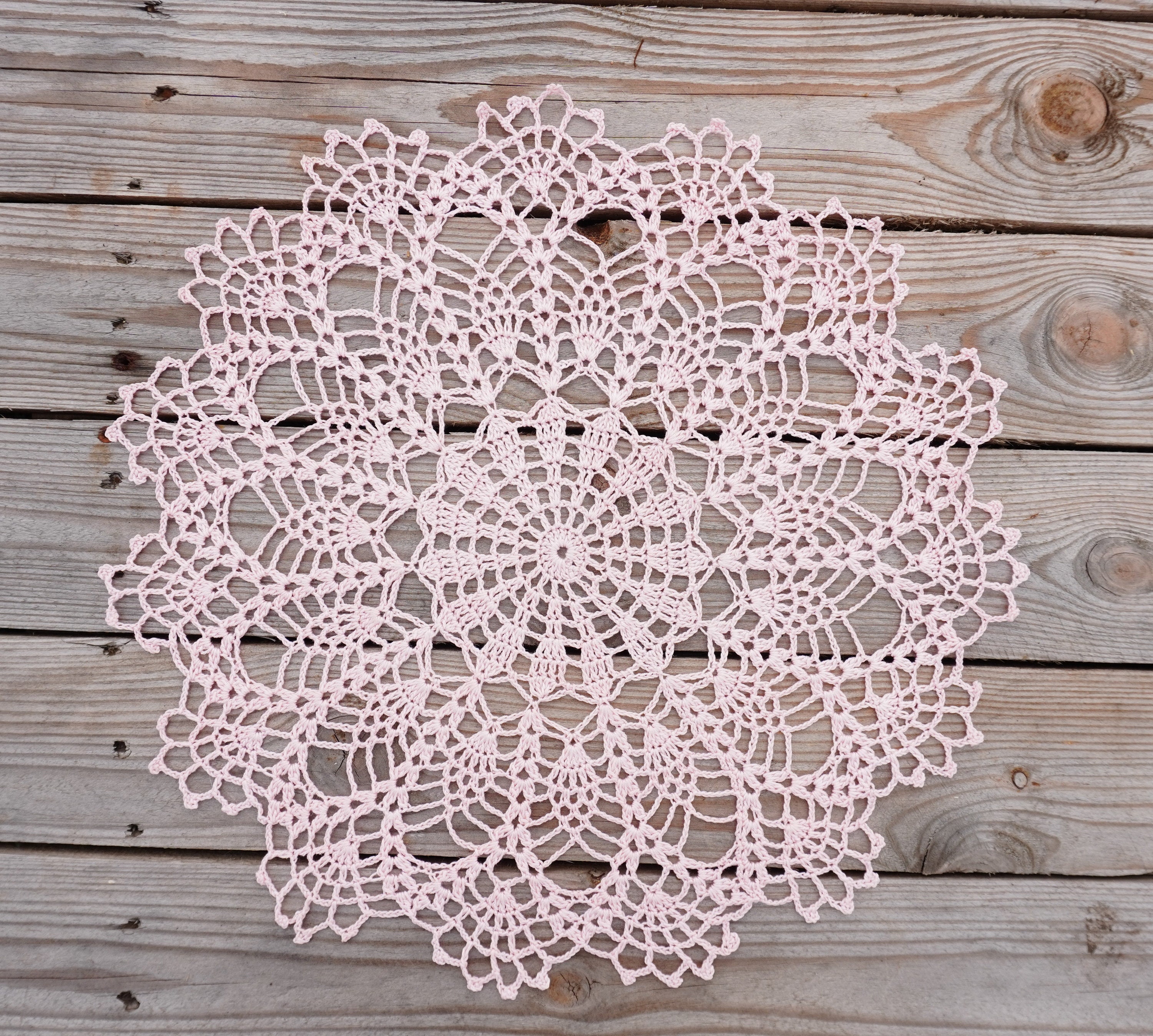 Napperon Rond En Coton Brodé Roses – Diamètre 22,5 Cm, Occasion