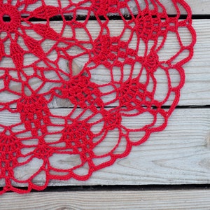 Tapete de crochet decorativo rojo de 13&quot;. Tapete de crochet intrincado para decoración de mesa. Tapete de ganchillo hecho a mano para regalo. Tapete de encaje redondo.