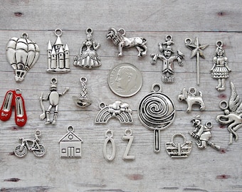 GRAPHICS /& MORE Wizard of Oz Scarecrow Character Antiqued Bracelet Pendant Zipper Pull Charm with Lobster Clasp