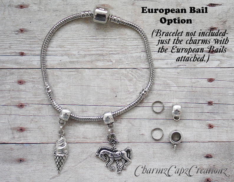 K&ouml;nnte beinhalten: Zwei silberne Charms mit europ&auml;ischen &Ouml;senbefestigungen. Ein Charm ist ein silberner Eiswaffel und der andere ein silbernes Karussellpferd. Der Text "European Bail Option" und "(Bracelet not included- just the charms with the European Bails attached.)" ist im Bild sichtbar.