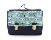 Niño azul marino de jardín de infantes con estampado de vehículo