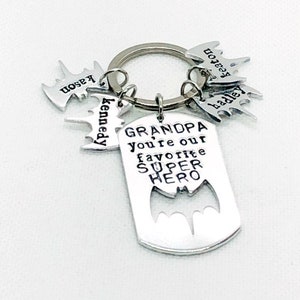 Handgestempeltes Weihnachtsgeschenk für Opa, Lieblings-Superheld personalisierte Schlüsselanhänger für Papa, individuelles Geschenk für besten Schritt Vater, Opa Geschenke