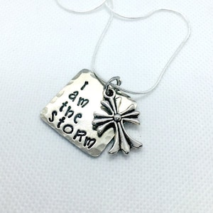 Ich bin der Sturm Halskette, Ermutigung Geschenk für Frauen, Überlebende Schmuck, Geschenk für starke Frau, inspirierend, ich bin stärker als der Sturm