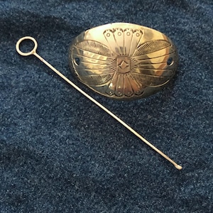 Pasador de plata de ley, estilo vintage, hecho a mano, estilo bohemio, estilo del suroeste, estilo navajo, con estampado, y soporte para moños con varilla de plata de ley.