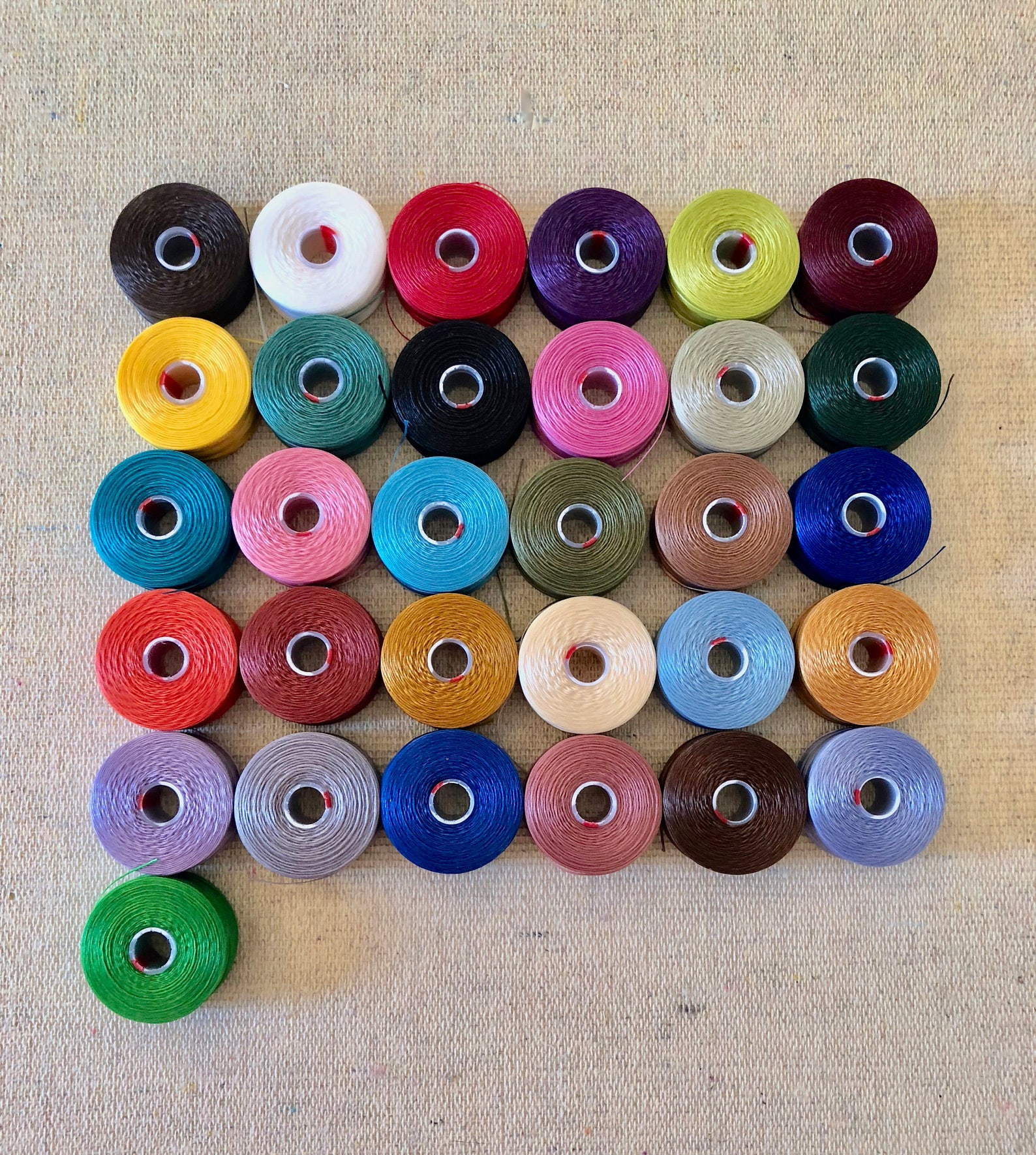 Нитки для бисероплетения цветные. Шнур нейлоновый красный 0,8 мм. Катушка 600м нитки нейлон. Нейлоновая нить для бисера. Нитки для бисера s-lon.