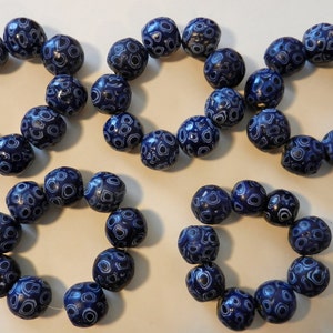 Reproduktionen Von Blauen Und Weißen Jatim Glasperlen Aus Java, Indonesien 6 bis 9 Jahrhundert N.CHR