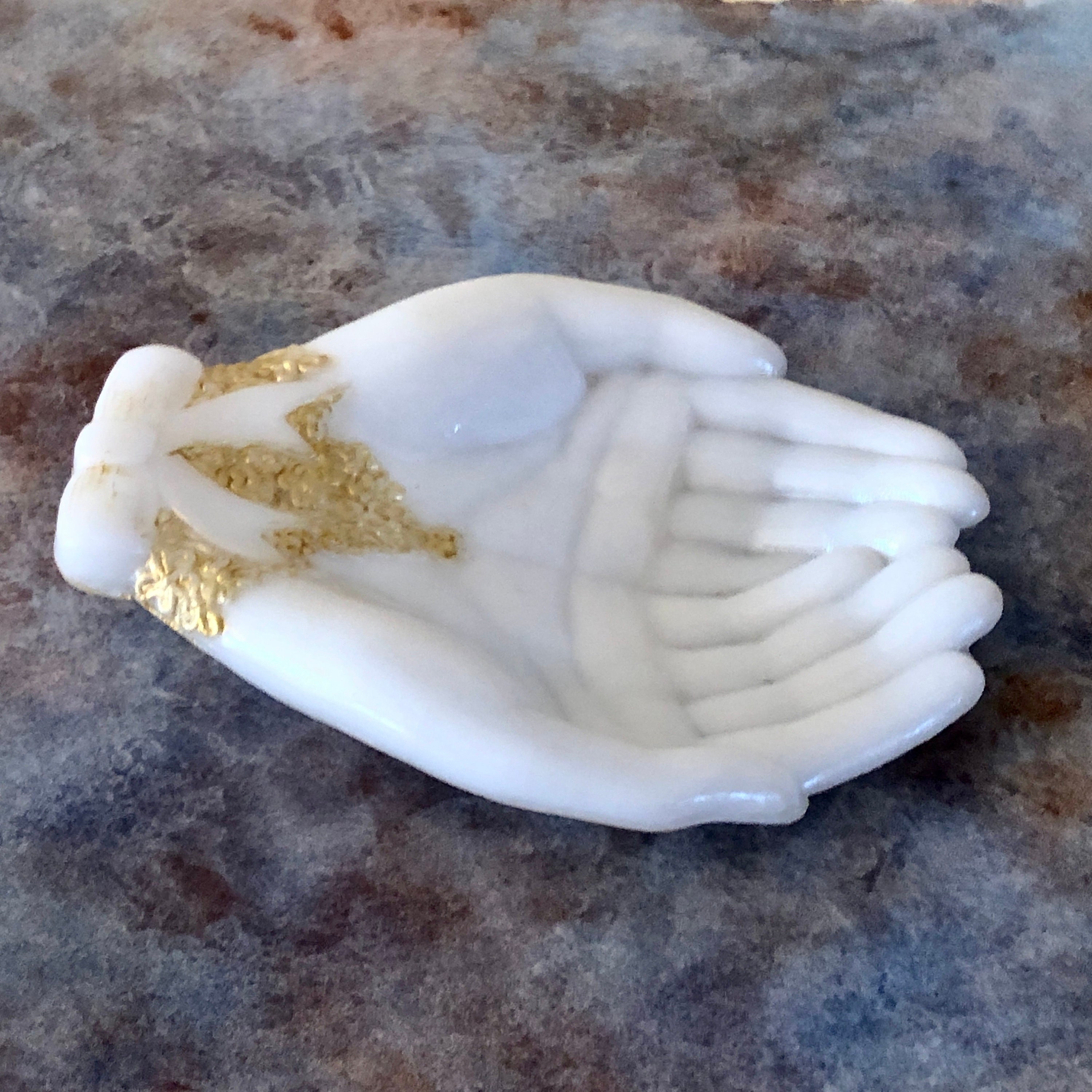 ヴィンテージ AVON ミルクグラス ハンド 手 ソープディッシュ 石鹸置き Vintage Avon Milk Glass Cupped Hands Dish: Gold Accents, Trinket