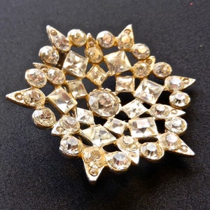Vintage 1980s Round Concave Brooch With Clear Silver Backed Facetted Rhinestones