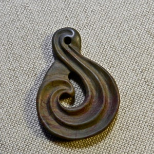 Hand geschnitzter Jaspis Swirl Anhänger: Senfbraun mit roten Adern