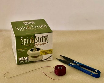 Nur das Micro Spin & String Bead Stringing Tool, alle anderen Artikel auf den Fotos werden separat verkauft, wie in der Auflistung beschrieben