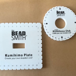 Puede incluir: Placa y disco Kumihimo de plástico blanco con el logotipo de Beadsmith. La placa es cuadrada con una cuadrícula de 20 agujeros y el disco es redondo con 32 agujeros. Ambas herramientas se utilizan para crear cordones trenzados.