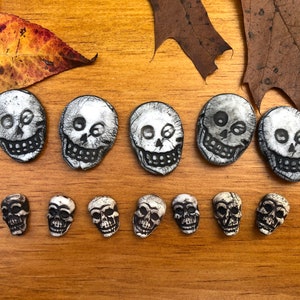 Handgemaakte porseleinen schedelcabochon: met ijzeroxide gebeitste zombietegel