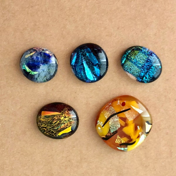 Cabochon/pendentifs en verre dichroïque en arrondi, ovale et carré dans des couleurs et des tailles mélangées pour des lunettes perlées, des lunettes en métal et des bélières à coller