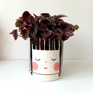 Big Face Planter - Schwarzes Haar - Handgemachte Keramik, Keramik-Gesicht-Vase, Indoor-Pflanzer, Einzelstück, Handgemachte Keramikvase