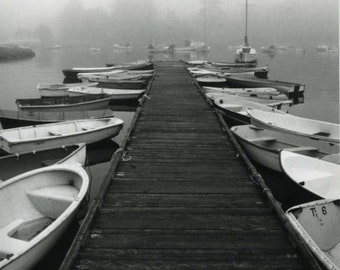 Neblig Dock mit Booten, Fotografie, Wandkunst, Black & White, Boot
